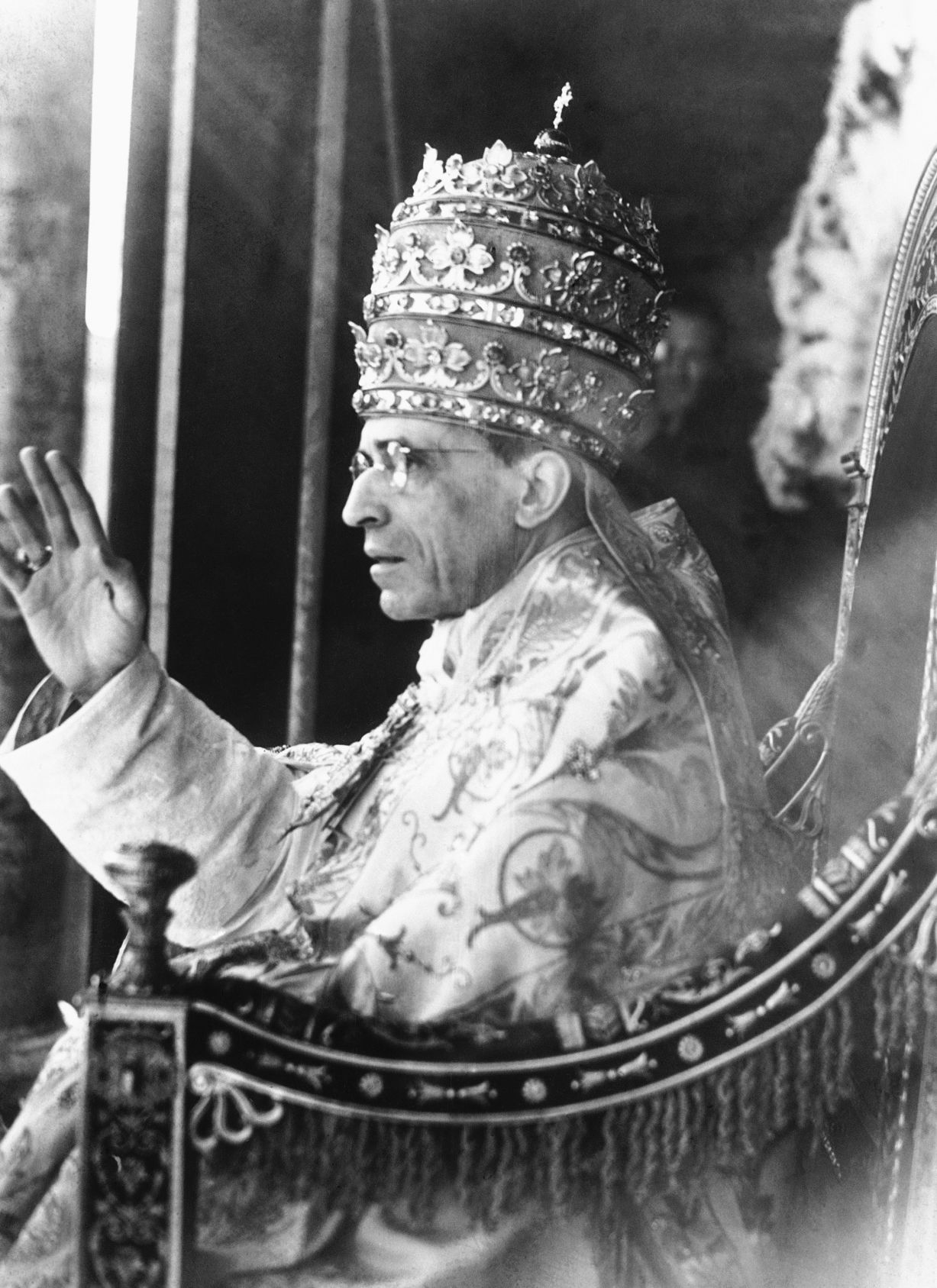 1958: Pope Pius XII